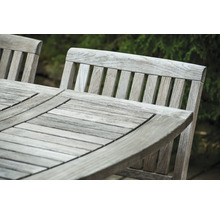 Detailopname van een tuintafel met houten stoelen
