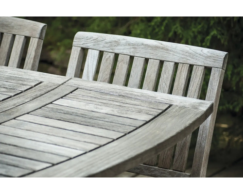 Detailopname van een tuintafel met houten stoelen