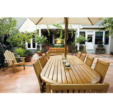 Scene met tuinmeubilair, bestaande uit een tafel met stoelen en een parasol