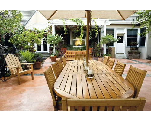 Scene met tuinmeubilair, bestaande uit een tafel met stoelen en een parasol