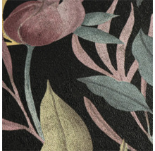 Close-up van een behang met bloemmotief op een donkere achtergrond