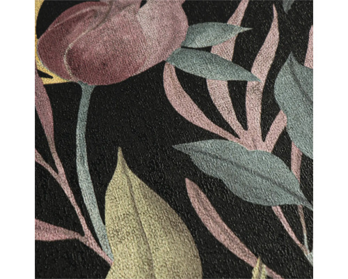 Close-up van een behang met bloemmotief op een donkere achtergrond