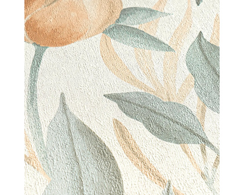 Close-up van een gestructureerd behang met bloem- en bladmotieven