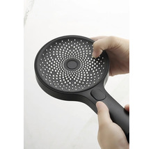 Handdouche met verschillende straalsoorten wordt ingesteld