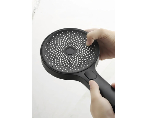 Handdouche met verschillende straalsoorten wordt ingesteld