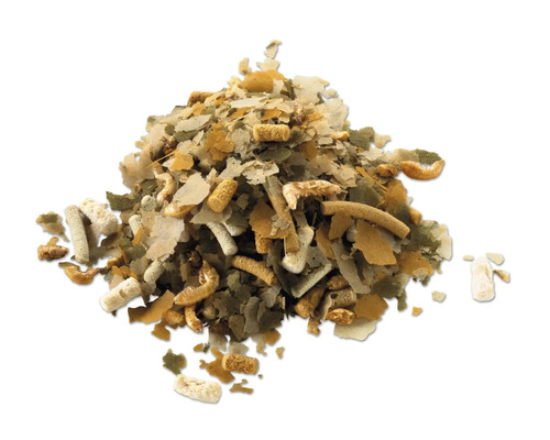 Stapel visvoer vlokken en sticks