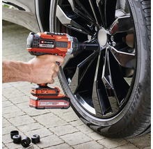 Accu-slagmoersleutel tijdens het verwisselen van een wiel van een auto