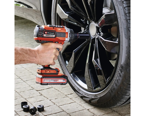 Accu-slagmoersleutel tijdens het verwisselen van een wiel van een auto