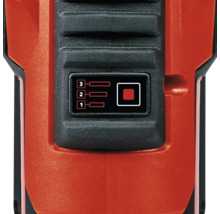 Close-up van een werktuigmachine met display voor drie snelheden en aan/uit-schakelaar.