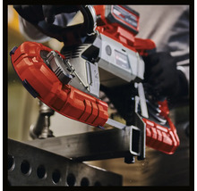 Accubandzaag tijdens het zagen van metaal.