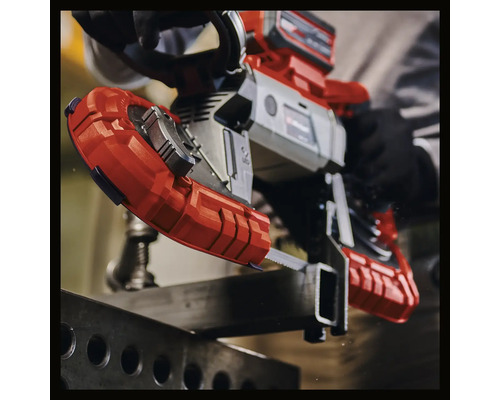 Accubandzaag tijdens het zagen van metaal.