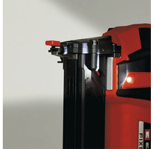 Gedetailleerde weergave van een rode en zwarte boutpistool.