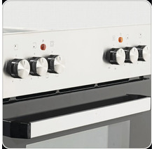 Close-up van een oven met bedieningsknoppen en handgreep