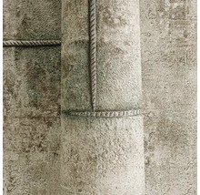 Close-up van een rol behang met betonstructuur