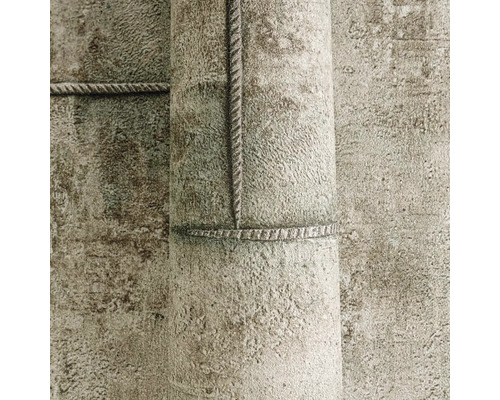 Close-up van een rol behang met betonstructuur