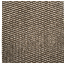 Close-up van een bruin tapijt met een dichte weefstructuur