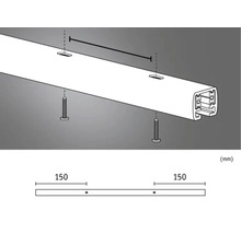 Afbeelding van de montage van een gordijnrail met schroeven en maatgegevens