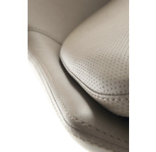 Detailopname van een geperforeerde lederen bekleding met naad