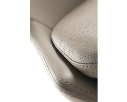 Detailopname van een geperforeerde lederen bekleding met naad