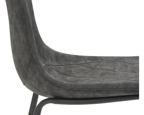 Detailopname van een grijze stoel met ruitpatroon en metalen frame