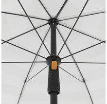 Gedetailleerde weergave van een transparante paraplu met zwart frame en handvat