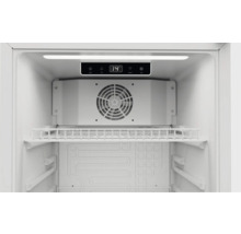 Interieur van een koelkast met digitaal temperatuurdisplay en ventilator