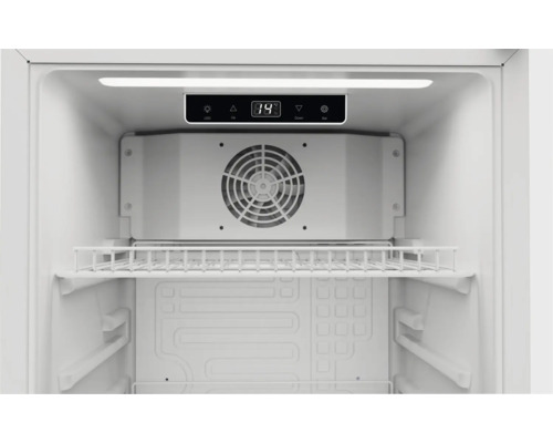 Interieur van een koelkast met digitaal temperatuurdisplay en ventilator