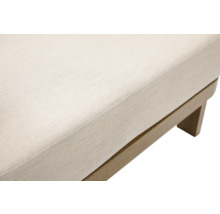 Detailweergave van een tuinbank met lichte bekleding en houten frame