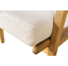 Detailopname van een stoel met houten frame en gestoffeerde zitting