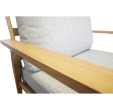 Detail van een fauteuil met houten frame en stoffen bekleding