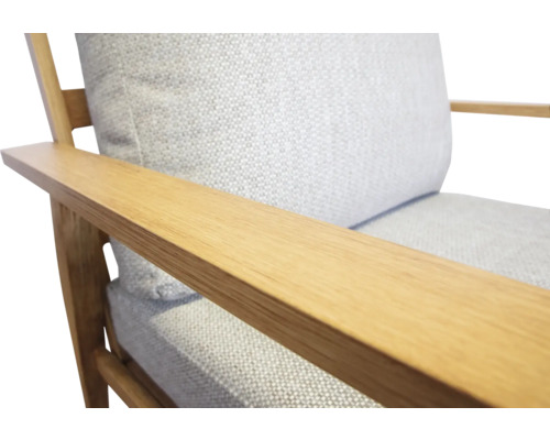 Detail van een fauteuil met houten frame en stoffen bekleding