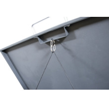 Detailweergave van een aslade deksel met bevestigingsketting