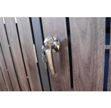 Gedetailleerd zicht op een houten deur met een deurklink en een sleutel