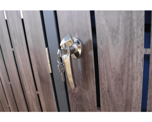 Gedetailleerd zicht op een houten deur met een deurklink en een sleutel