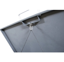 Detailopname van een afvalcontainerdeksel met ketting