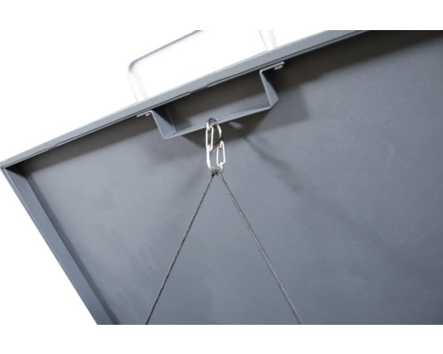 Detailopname van een afvalcontainerdeksel met ketting