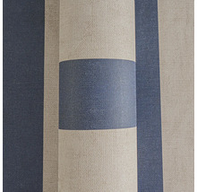 Close-up van een rol behang met streepmotief