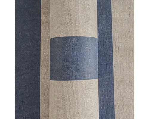 Close-up van een rol behang met streepmotief