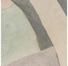 Close-up van een gestructureerd behang met geometrische vormen