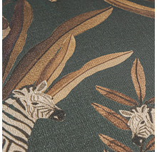 Detailopname van een behang met zebra- en bladerpatroon
