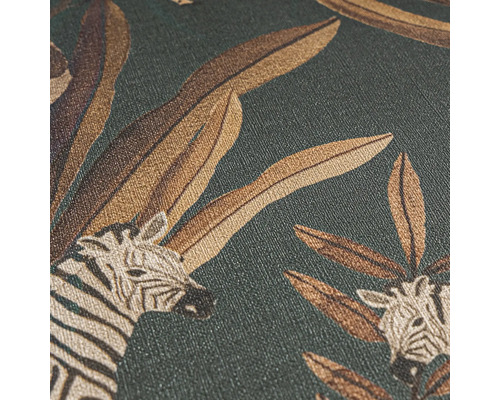 Detailopname van een behang met zebra- en bladerpatroon