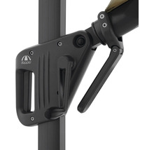 Detailopname van een slinger mechanisme op een parasolpaal met Doppler logo.