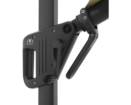 Detailopname van een slinger mechanisme op een parasolpaal met Doppler logo.