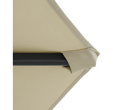 Detailopname van een tuinscherm met zwart frame en schermbekleding