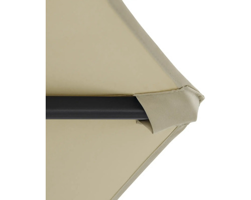 Detailopname van een tuinscherm met zwart frame en schermbekleding