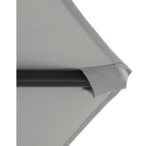 Detailopname van een grijze parasoldoek en een parasolframe.