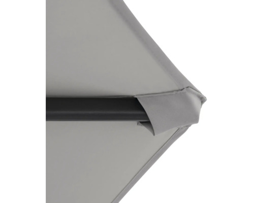 Detailopname van een grijze parasoldoek en een parasolframe.