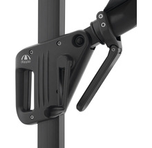 Detailopname van een parasolmechanisme met slinger en Doppler Logo.