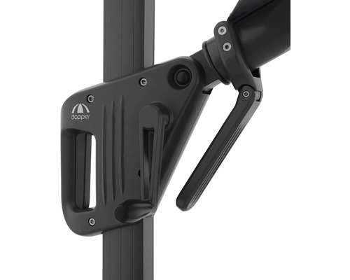 Detailopname van een parasolmechanisme met slinger en Doppler Logo.