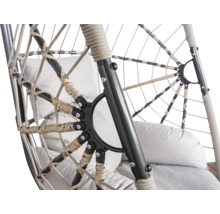 Detailweergave van een hangstoel met metalen frame en touwomwikkeling